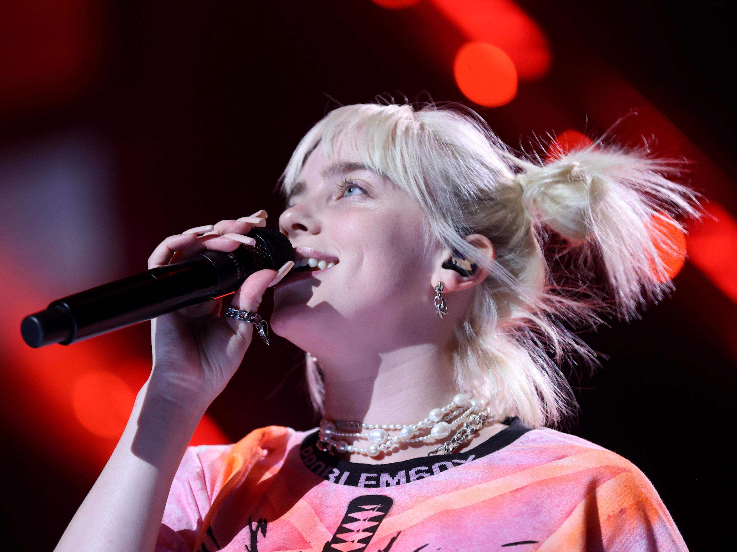 Billie Eilish interrumpe concierto para criticar al equipo de seguridad del evento