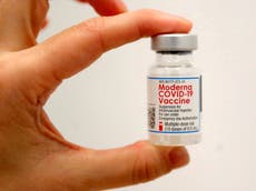 Panel de la FDA de EE.UU. recomendó aplicar una tercera dosis de vacuna Moderna a personas de alto riesgo
