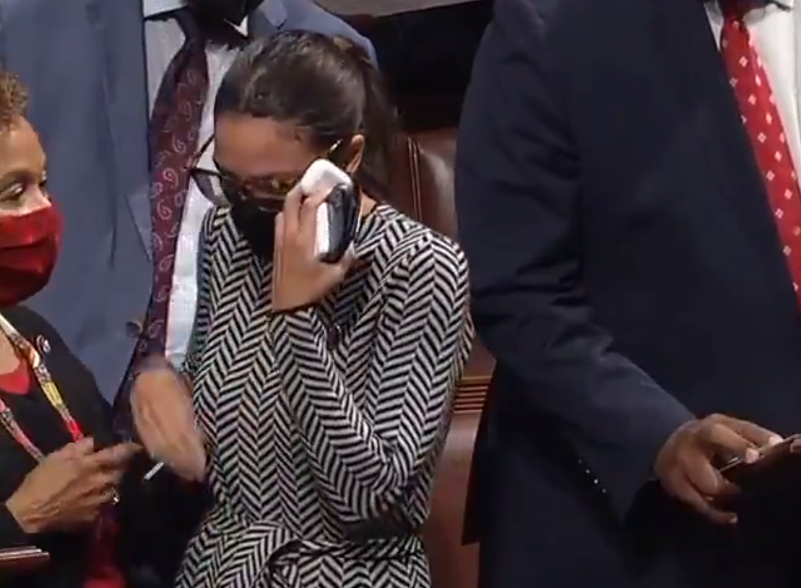 Alexandria Ocasio-Cortez explica por qué derramó lágrimas en la Cámara el jueves