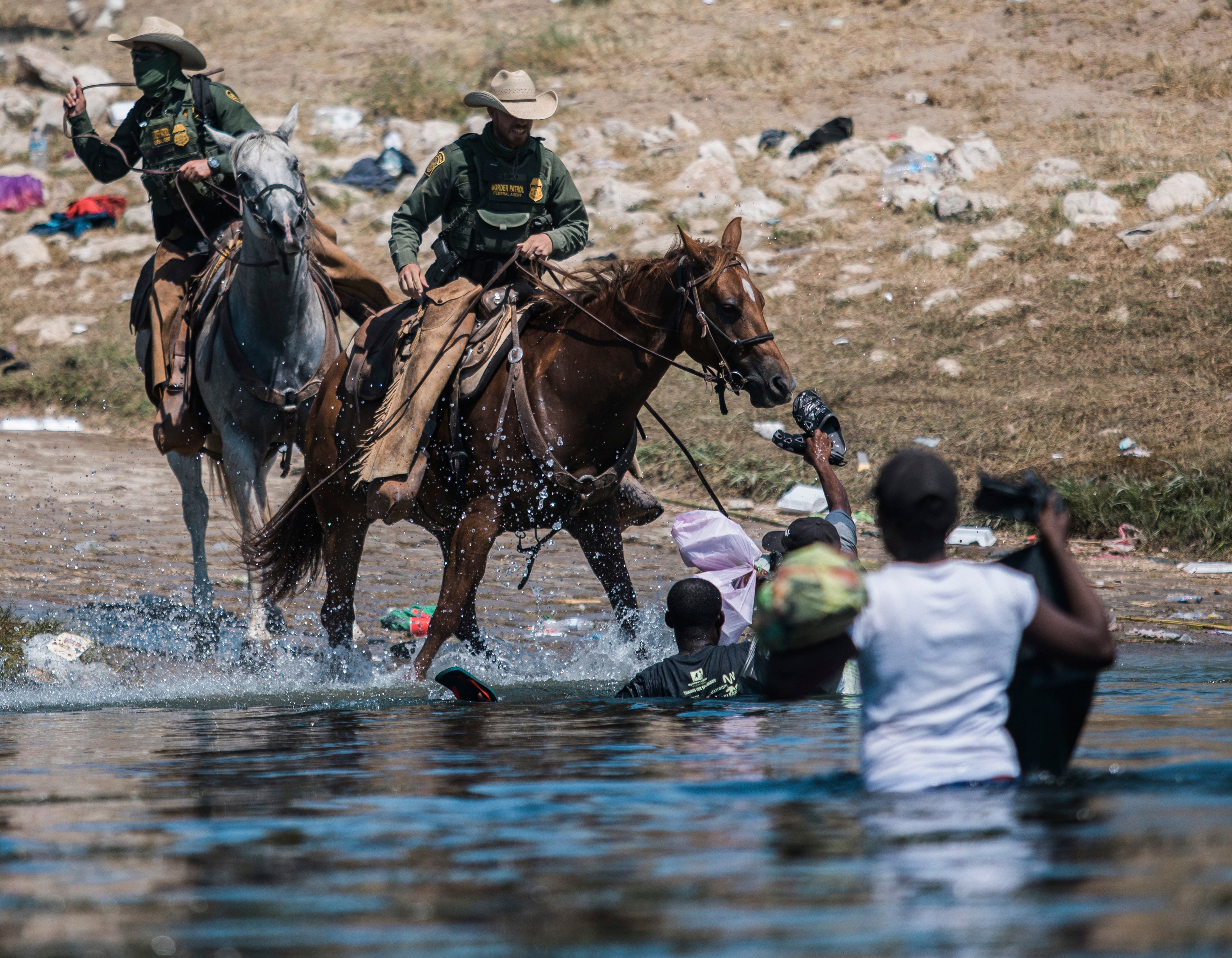 “Lo prometo, esa gente pagará”: Biden critica a agentes fronterizos a caballo que arrestaron a haitianos
