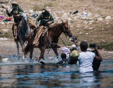 “Te lo prometo, esa gente pagará”: Biden critica a los agentes fronterizos a caballo que arrestaron a los migrantes haitianos