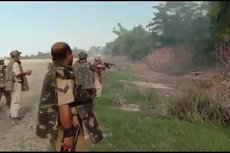 Fotógrafo arrestado por pisotear cuerpo de manifestante durante violento enfrentamiento en India