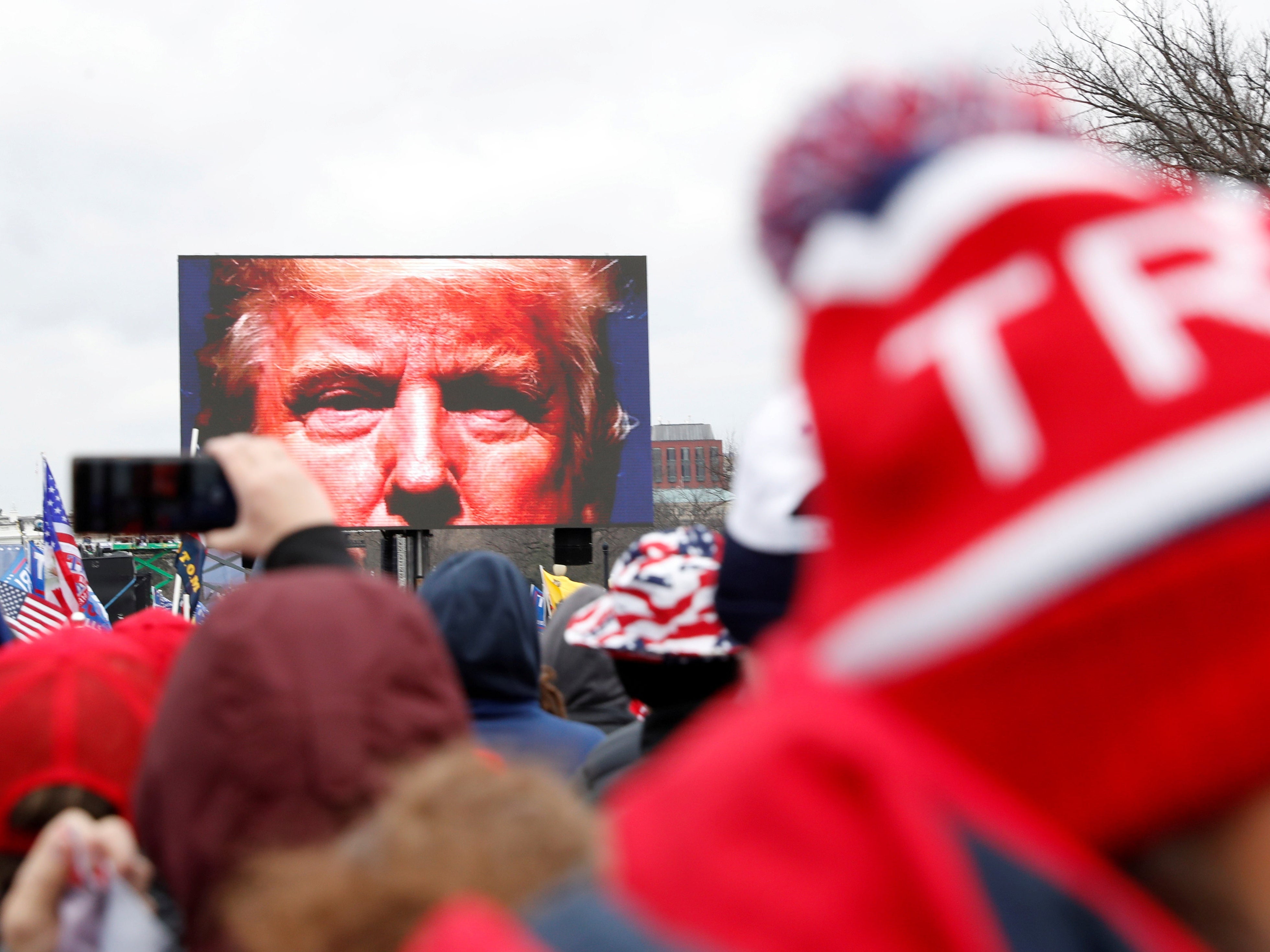 Trump arremete contra los medios luego de que el recuento de boletas en Arizona aún indica que Biden ganó