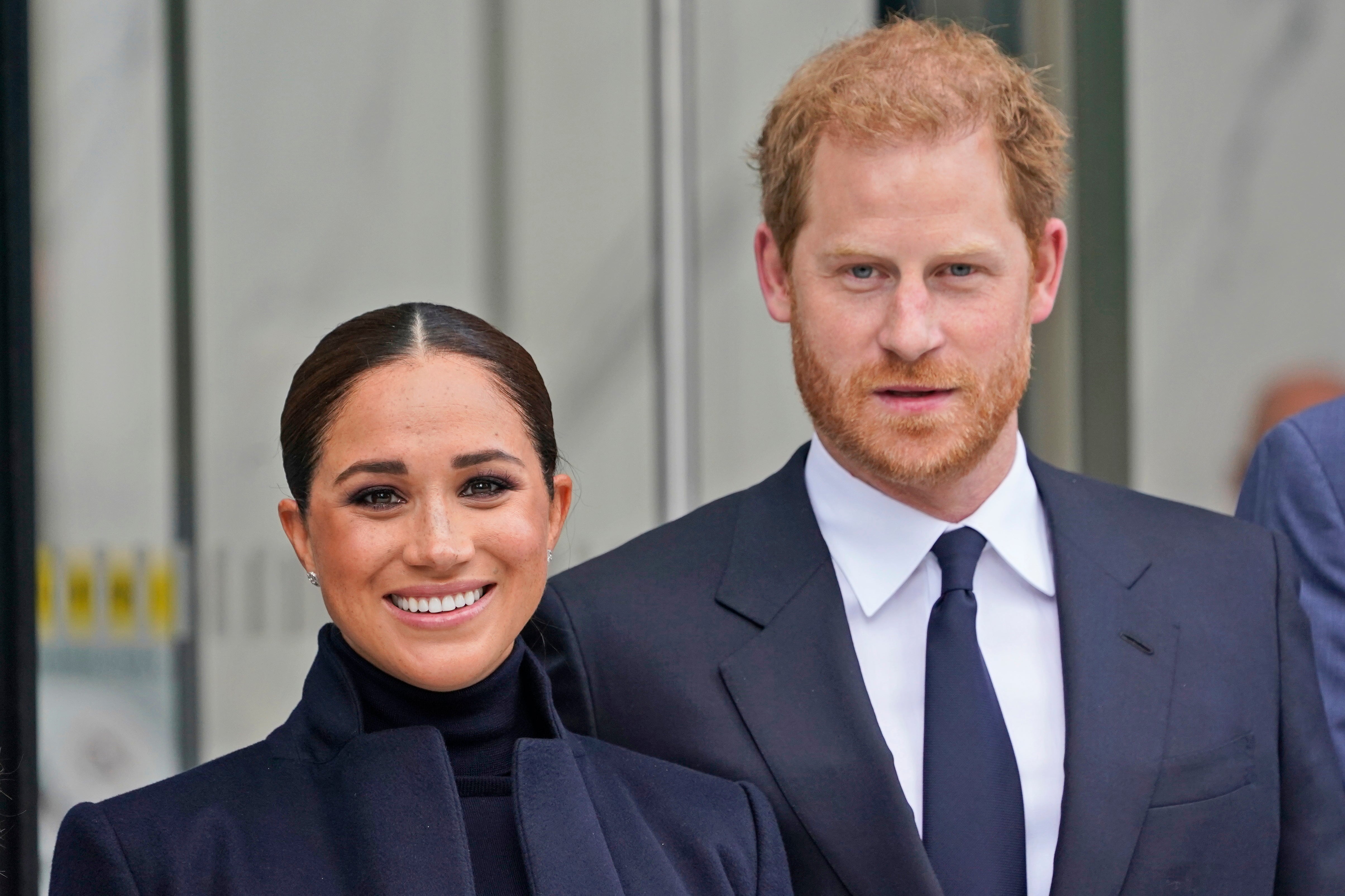 Meghan y Harry leen a niños del Harlem tras reunirse con Chelsea Clinton en viaje a Nueva York