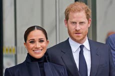 Meghan y Harry leen a niños del Harlem tras reunirse con Chelsea Clinton en viaje a Nueva York