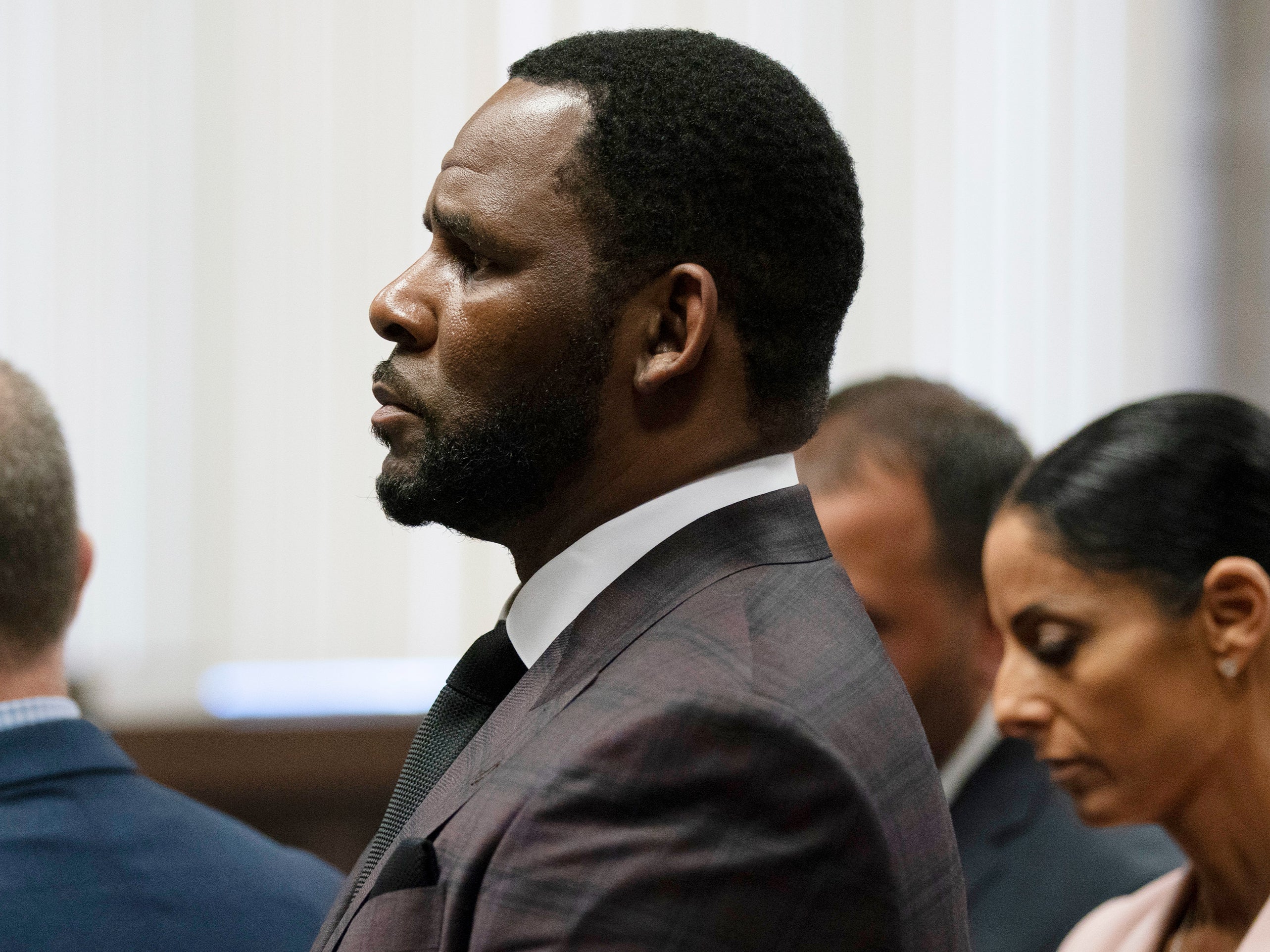 Jurado comienza las deliberaciones por crimen organizado y tráfico sexual de R Kelly 
