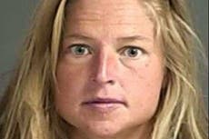Mujer arrestada por provocar un incendio forestal en California