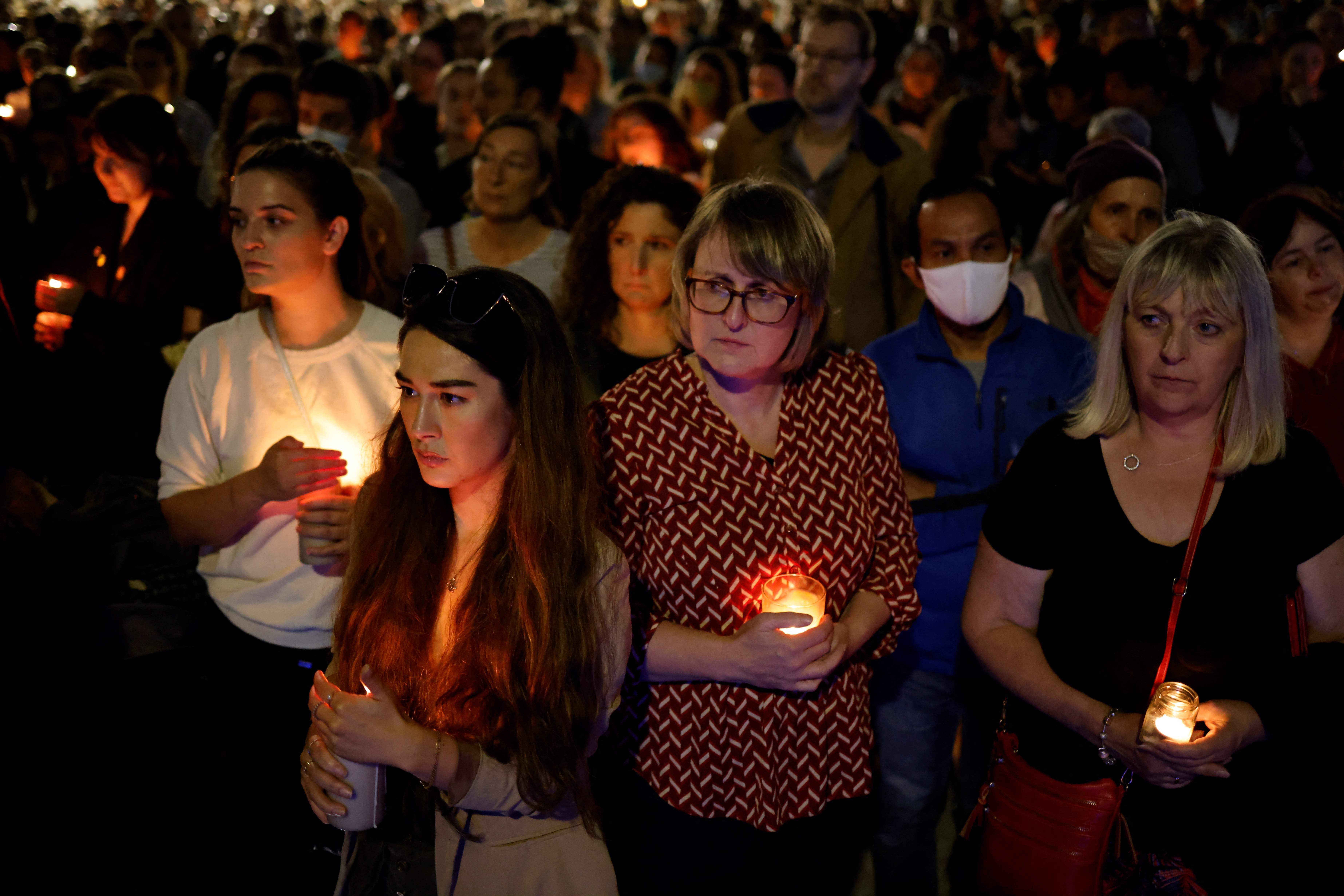 Sabina Nessa: familiares en duelo agradecen a cientos en la vigilia realizada por el asesinato de la maestra