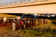 Reabrirán paso fronterizo de Texas donde acamparon migrantes