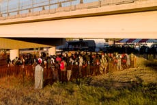 Reabrirán paso fronterizo de Texas donde acamparon migrantes