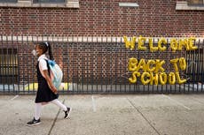 Juez aplaza mandato de vacunación para profesores de NYC