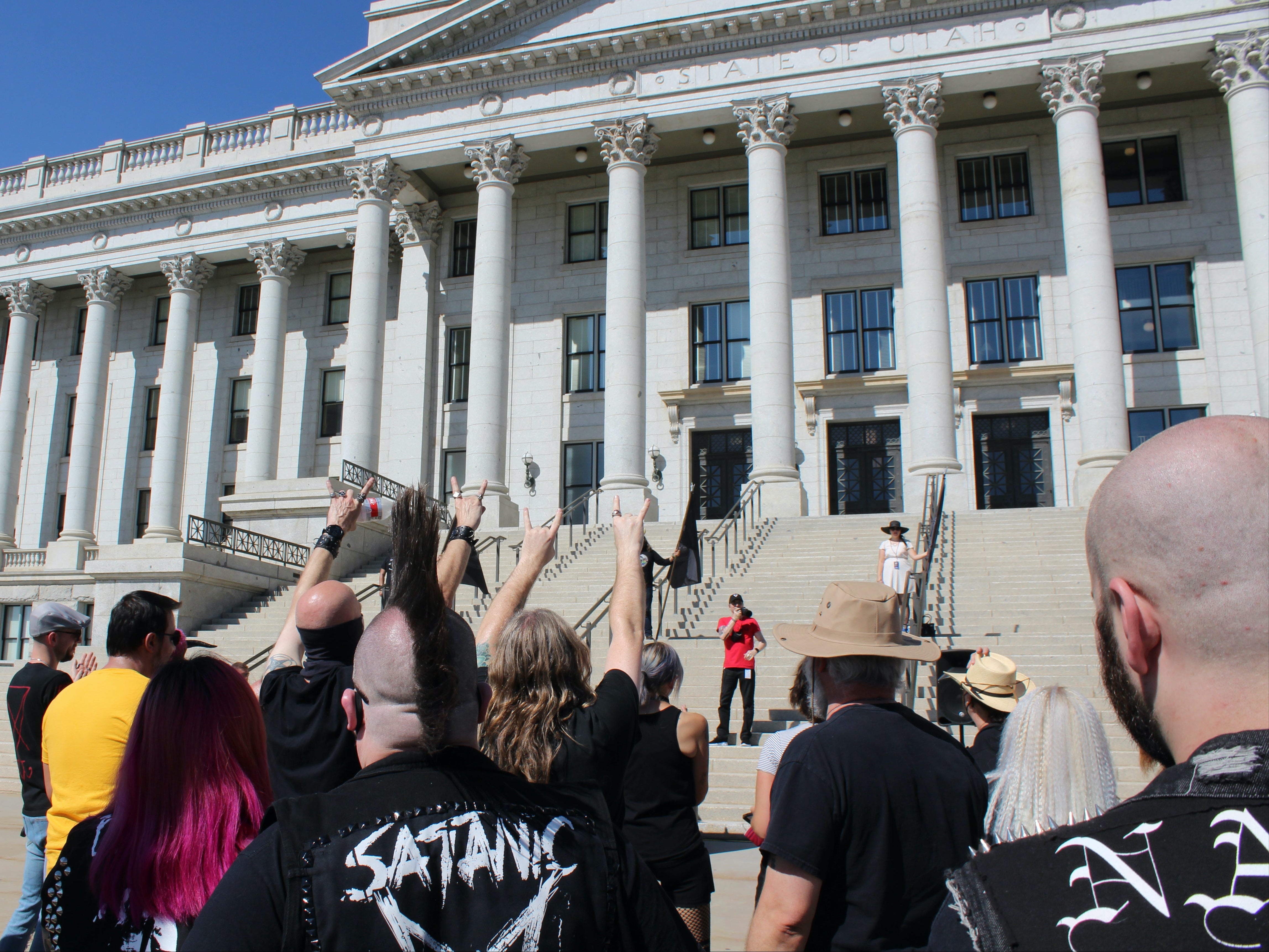 Alrededor de 200 manifestantes se reunieron en Salt Lake City para protestar por las restricciones del aborto.