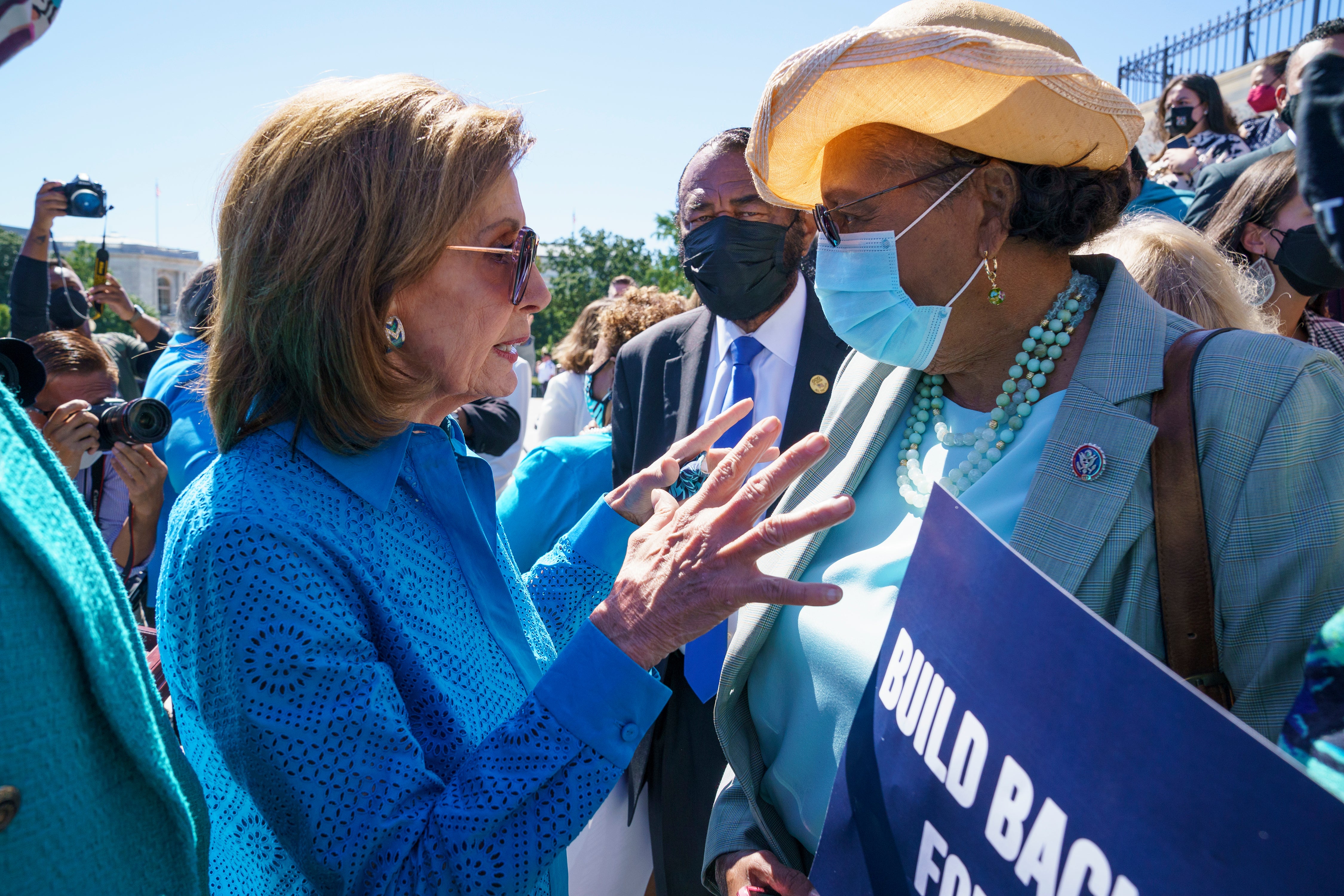 Pelosi dice que demócratas aprobarán ley de infraestructura