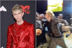 Machine Gun Kelly golpea a un miembro de la audiencia en el festival Louder Than Life