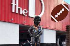 Estatua de niño orinando se convirtió en una oportunidad de foto en Las Vegas. Luego juerguistas la derribaron
