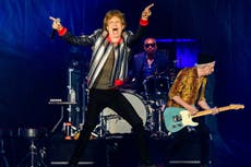 Rolling Stones inicia su gira por EEUU, honra a Watts