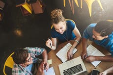 Profesor advierte sobre una crisis de ‘apareamiento’ en EE.UU. pues menos hombres van a la universidad