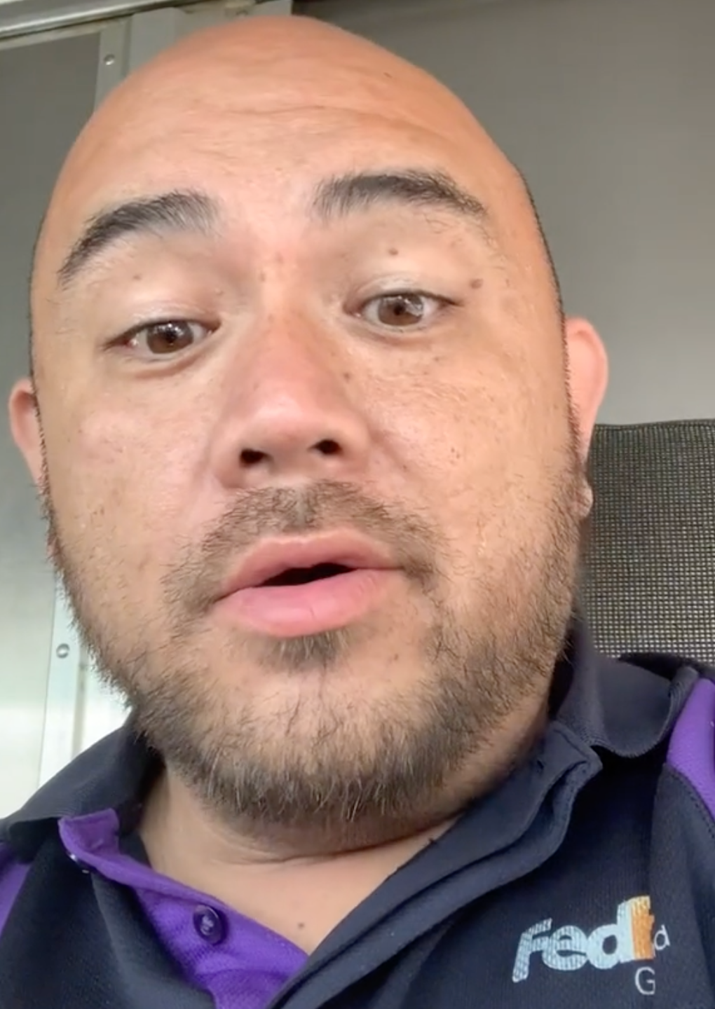 FedEx “consternado” después de que extrabajador dijera que retenía paquetes de hogares que apoyaban a Biden