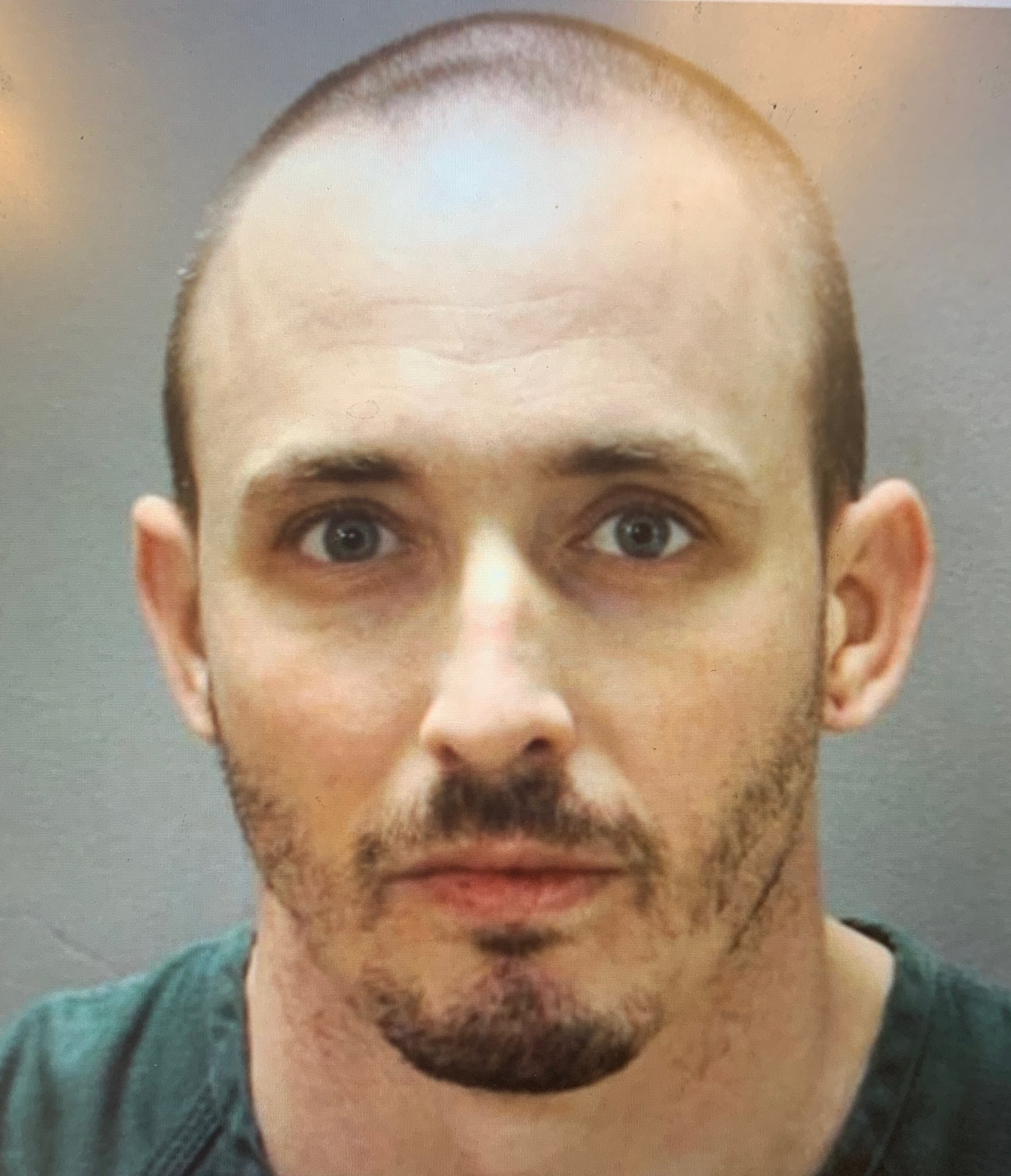 “Es un animal rabioso”: policía de Florida dice a los residentes que disparen a un ex marine, cuando huye después de matar a un oficial