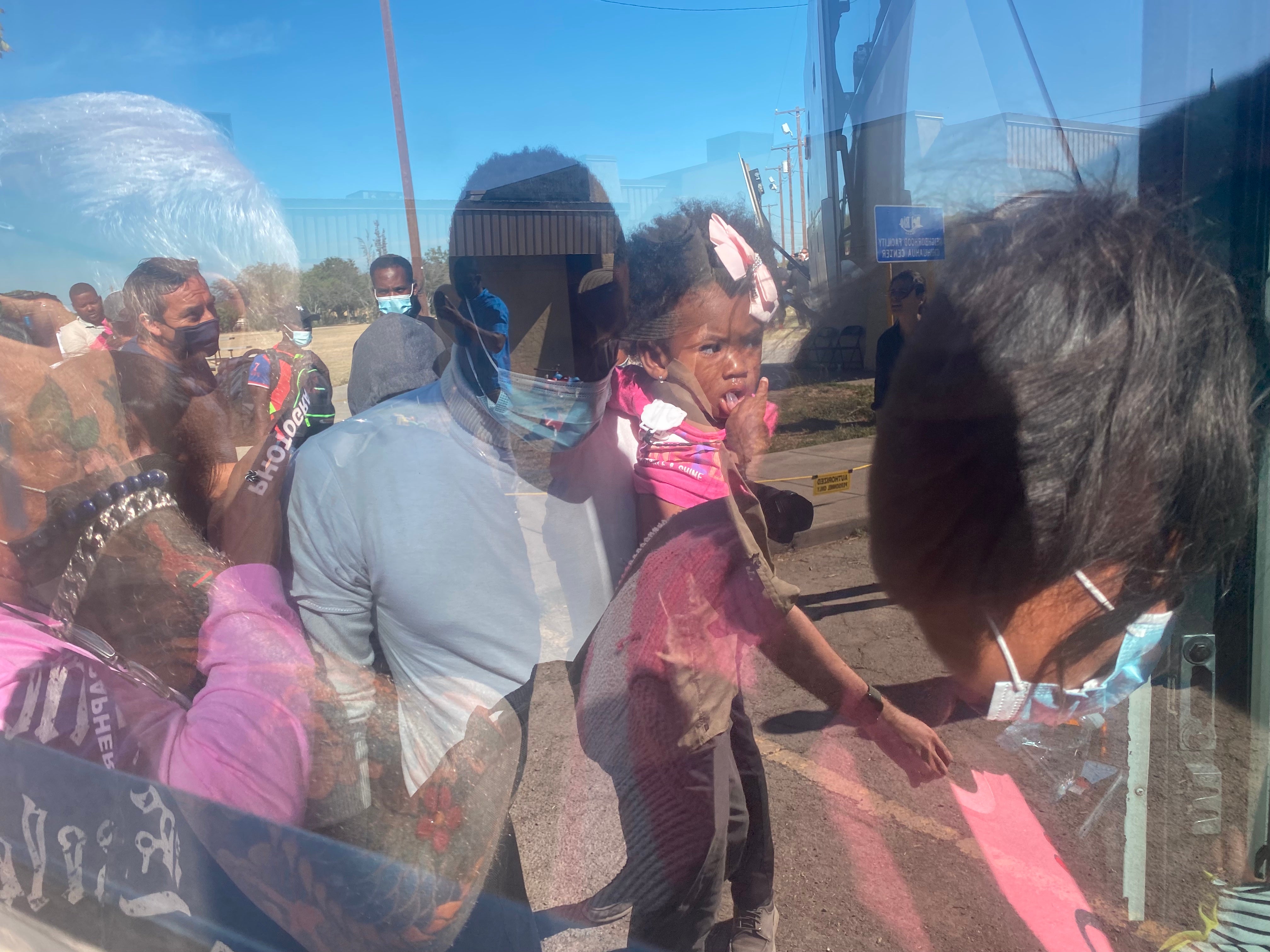 Migrantes suben a un autobús en Del Río, Texas, después de ser detenidos por autoridades