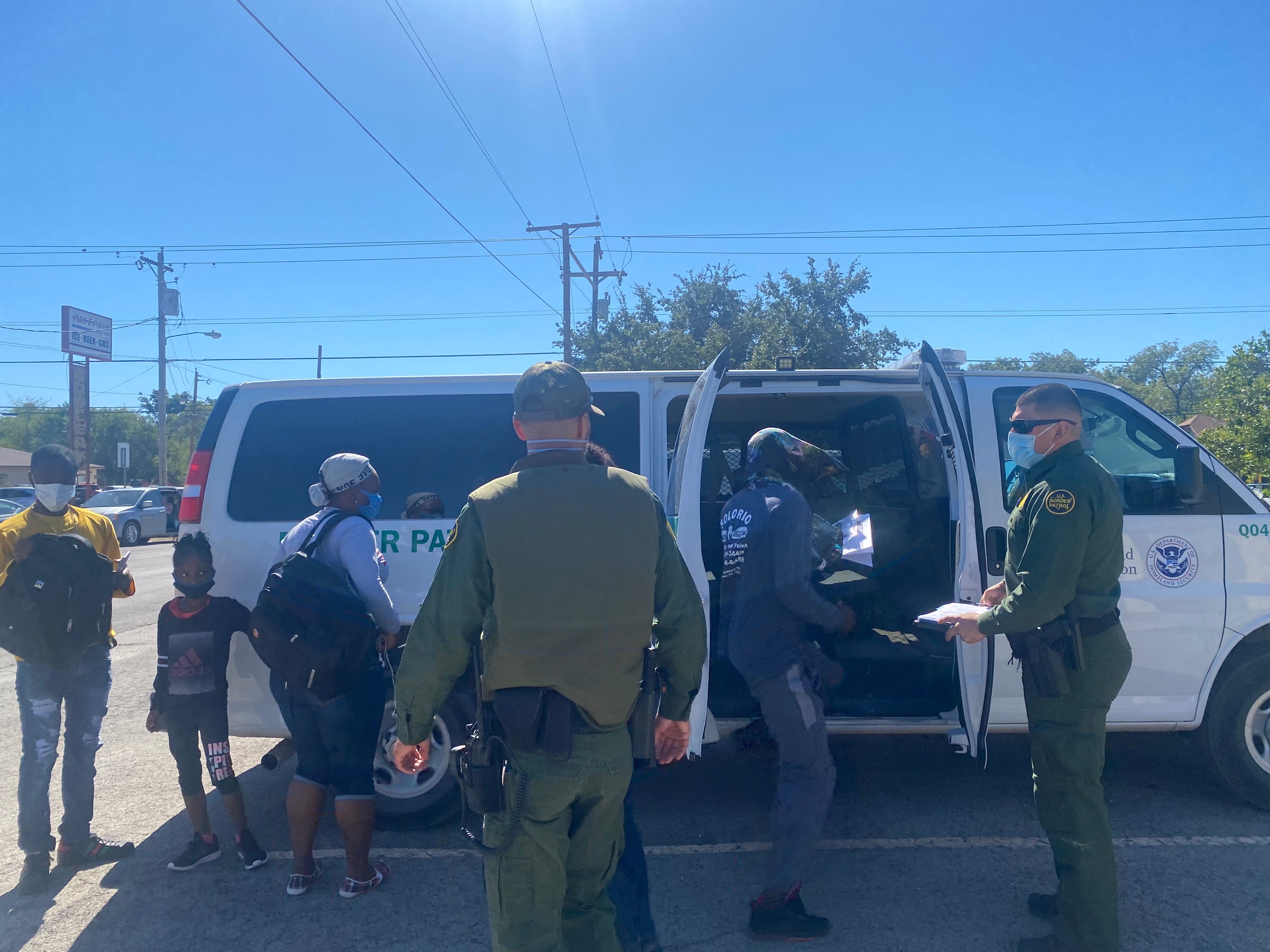 Una patrulla fronteriza deja migrantes en el centro de detención de Del Río, Texas