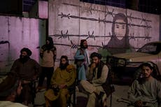 Talibanes prohíben a barberos cortar la barba a sus clientes
