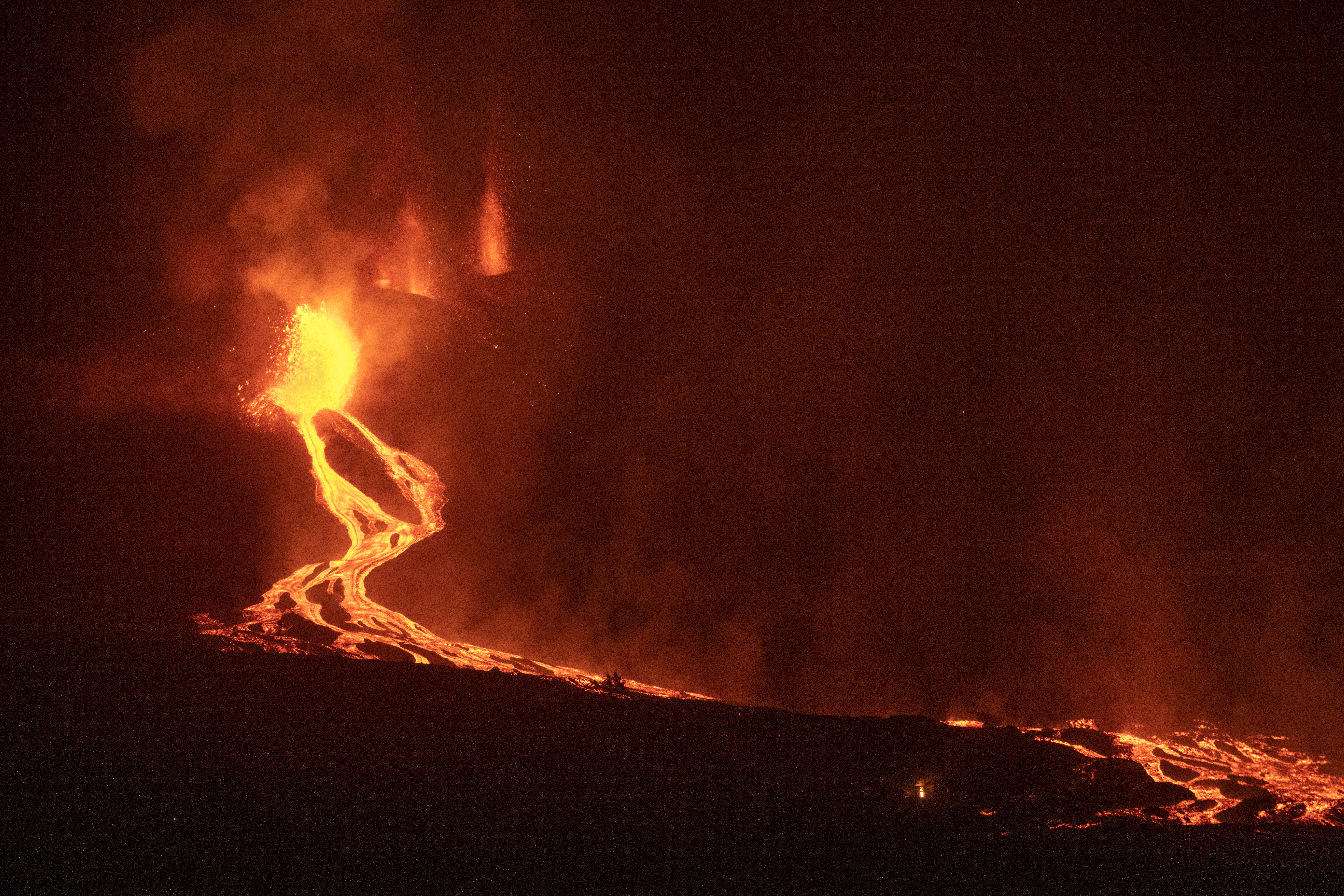 Lava de volcán español acelera su avance hacia el Atlántico