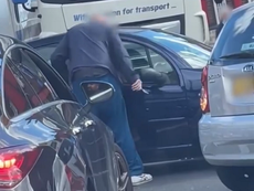 Crisis de combustible: Conductor saca un cuchillo en una confrontación con otro automovilista cerca de Londres