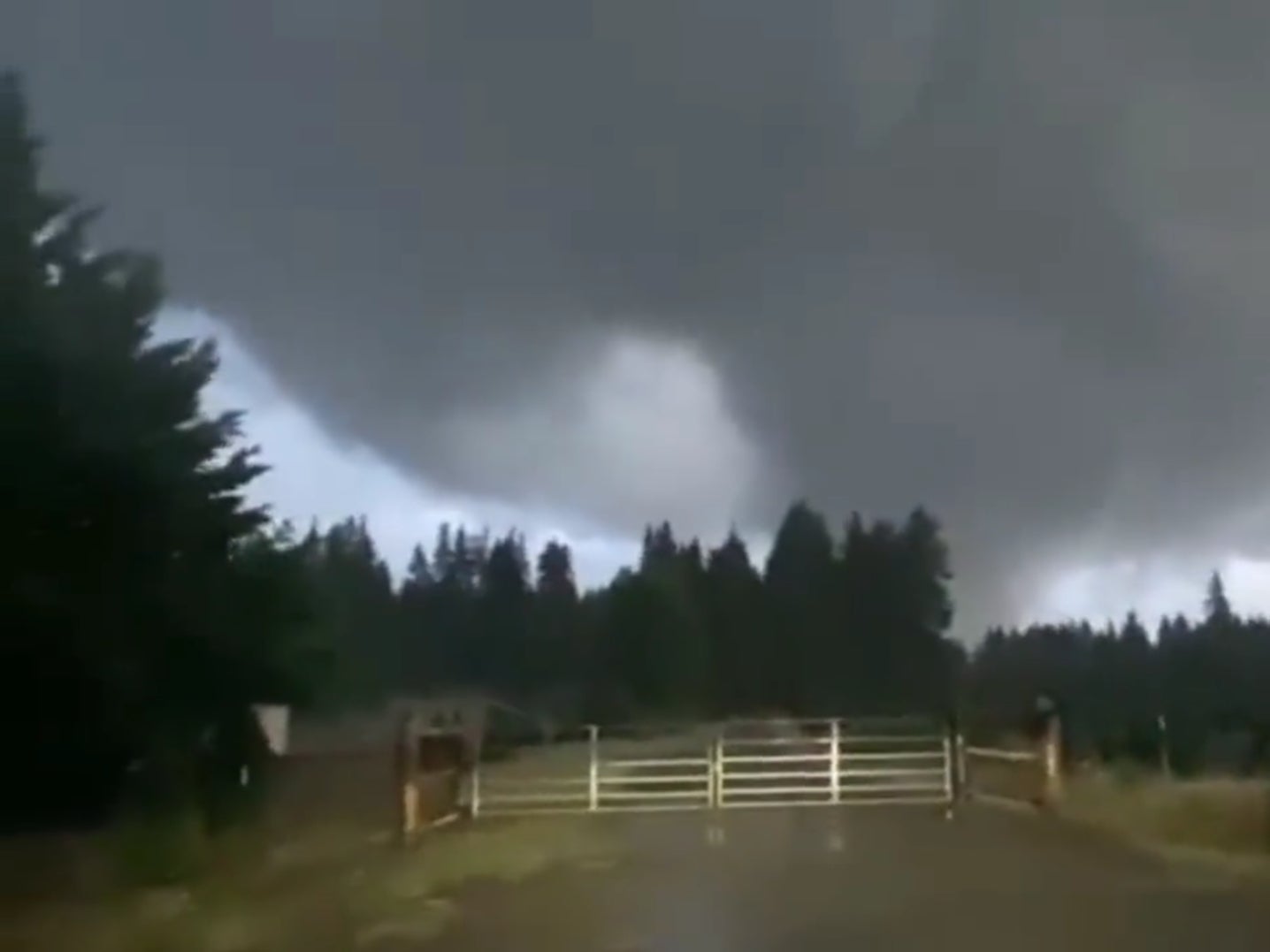Peligrosos tornados nocturnos y nieve amenazan a millones de personas en la noche del viernes