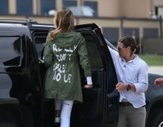 Asistente de Melania afirma que Trump criticó atuendo de la primera dama por chaqueta con frase “I don’t care”