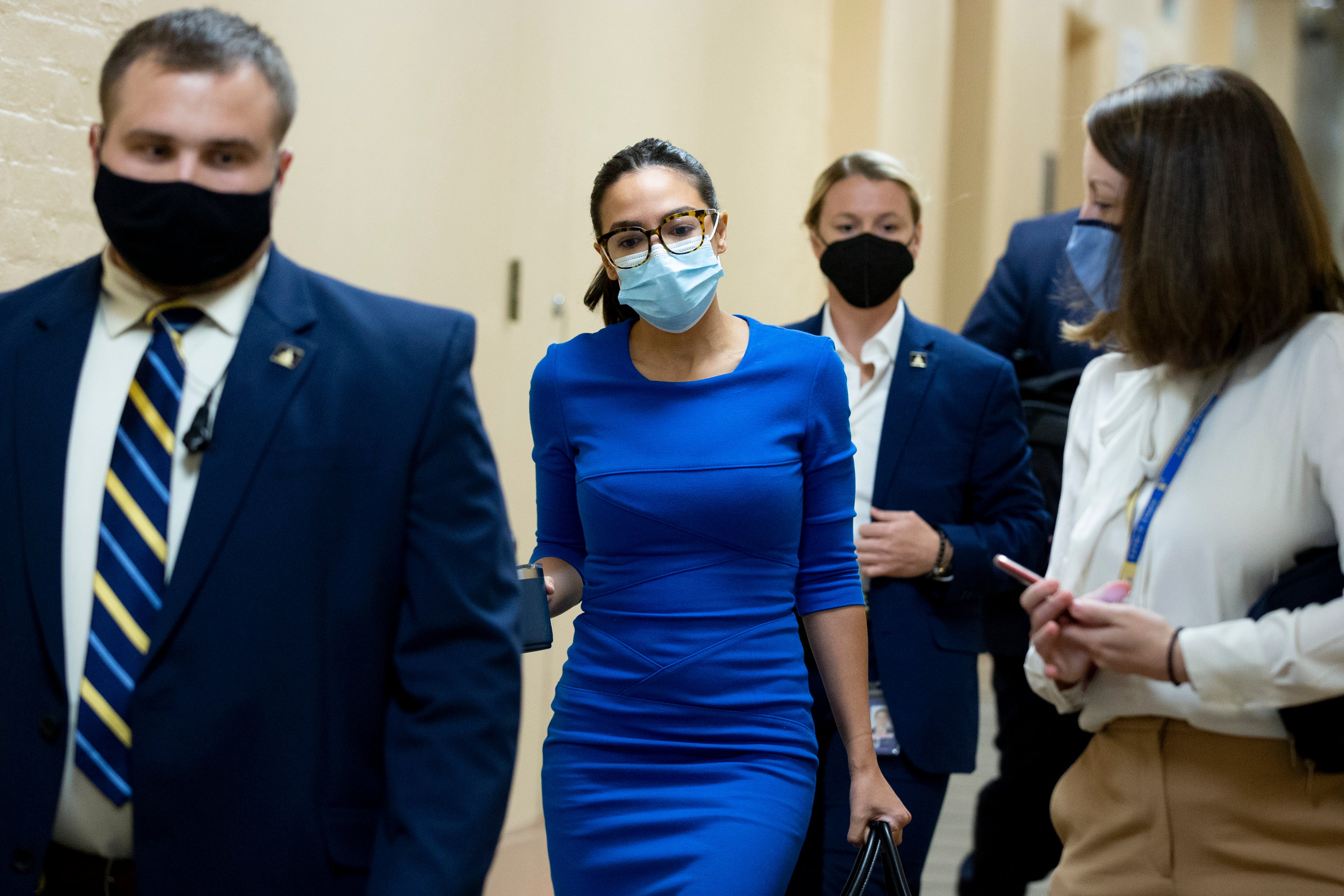 Ocasio-Cortez dice que le debe a su distrito presionar a los demócratas en el Congreso sobre plan de gastos 