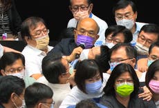 Trifulca en Parlamento de Taiwán por respuesta al COVID-19