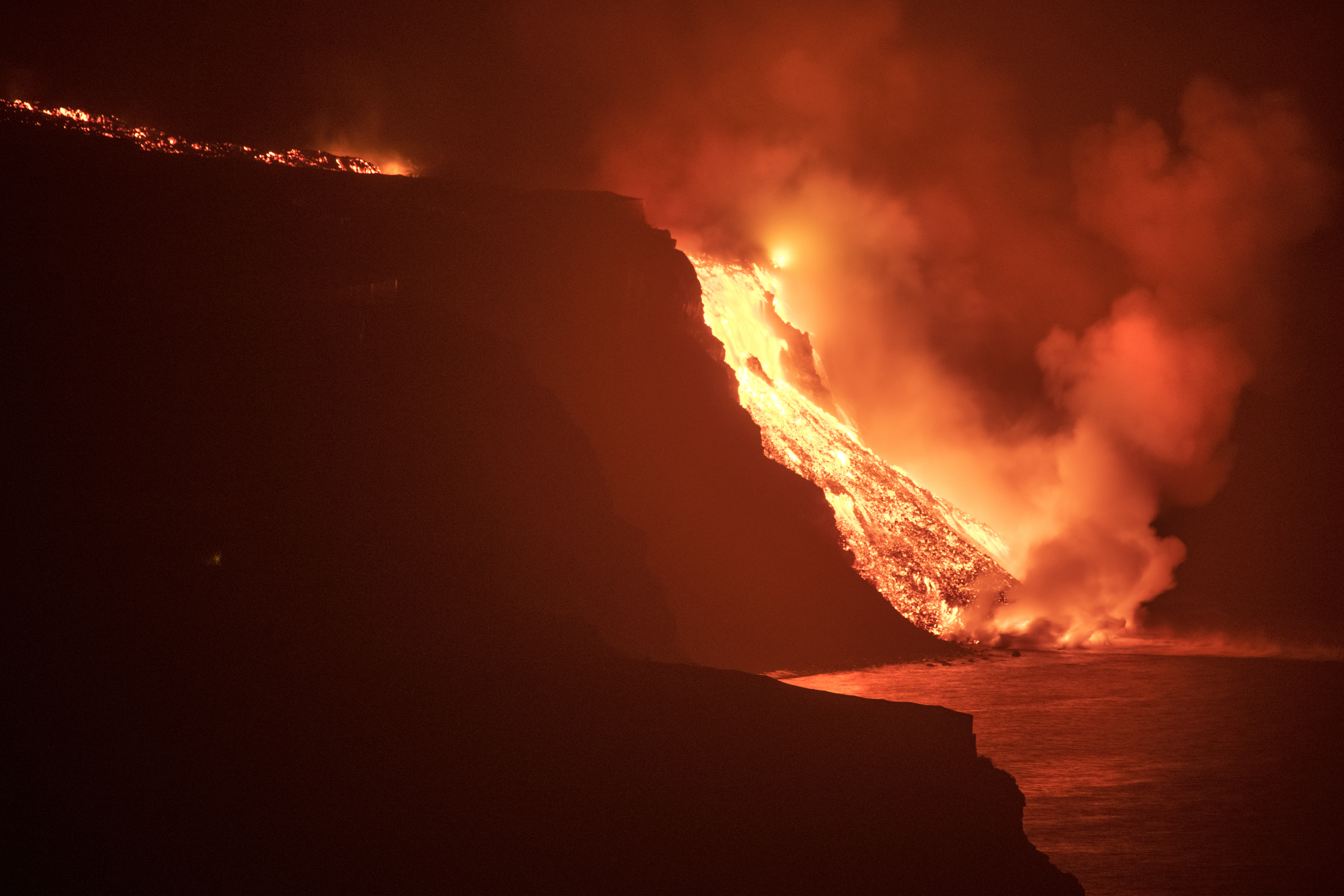La lava del volcán de La Palma llega al Océano Atlántico