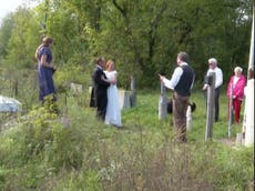 Pareja se casa en la frontera entre Estados Unidos y Canadá para que la familia de la novia estuviera presente
