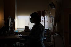 EEUU: Trabajadores de salud, de héroes a recibir amenazas