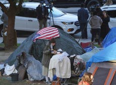 California: Gobernador firma leyes sobre crisis de sin casa