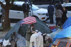 California: Gobernador firma leyes sobre crisis de sin casa
