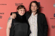 Lena Dunham usó tres vestidos personalizados de Christopher Kane en su boda con Luis Felber