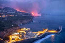 La lava crea una delta y amplía la isla española de La Palma