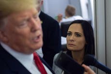 Ex secretaria de prensa dice que Trump “paranoico” sostuvo reuniones “bajo la mesa” para mantener detalles fuera de Archivos