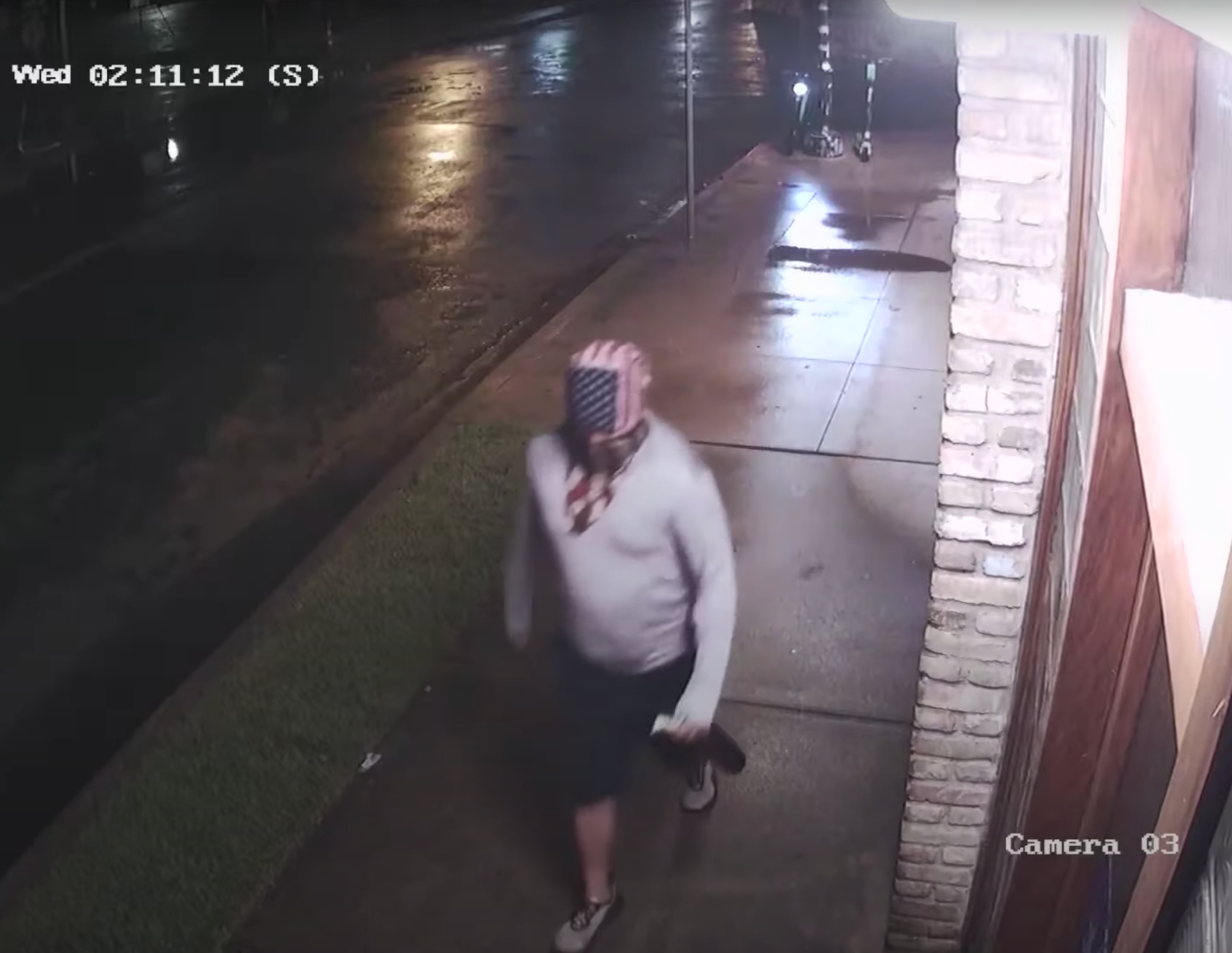 Incendiario es captado en video arrojando bomba Molotov a la oficina de los demócratas en Texas