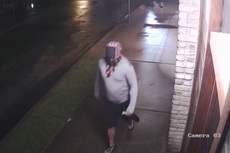 Incendiario es captado en video arrojando bomba Molotov a la oficina de los demócratas en Texas