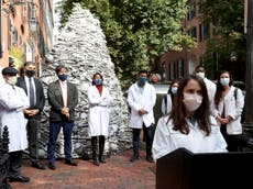 Médicos de Harvard protestan frente a la casa del CEO de Moderna