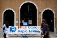 Pruebas de COVID positivas aumentaron 18% en una semana en Inglaterra