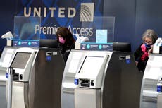 Trabajadores de United Airlines observan movimiento legal poco común para luchar contra mandato de vacuna