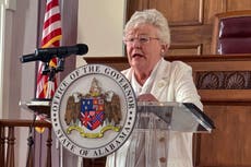 Trump quiere destituir al gobernador de Alabama al que culpa por no permitirle organizar un mitin