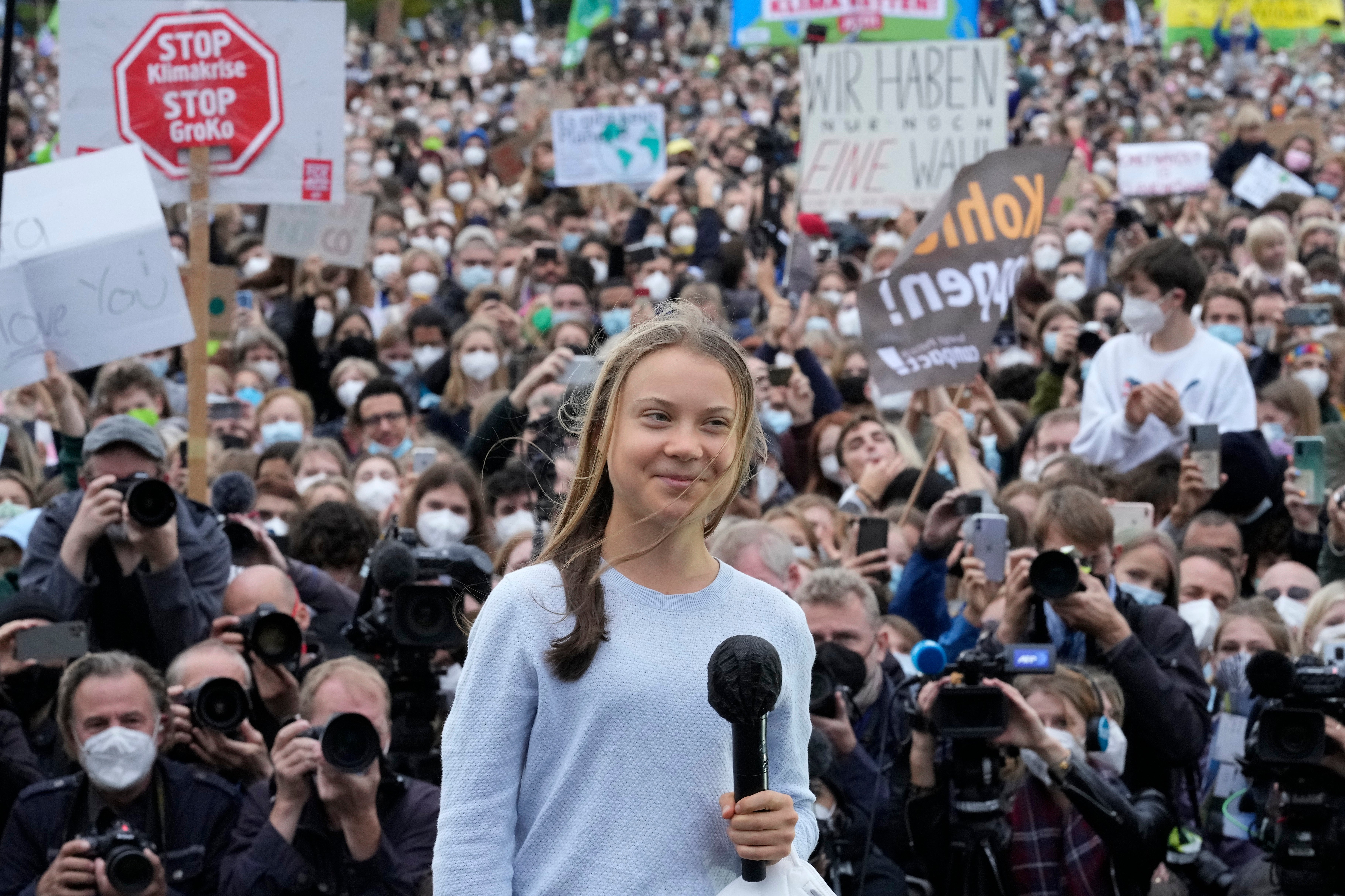 La activista climática sueca Greta Thunberg sube al escenario durante la huelga climática mundial de Fridays for Future en Berlín