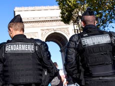 Oficial de policía francés en fuga deja nota de suicidio, confiesa a asesinar en serie y violar niños