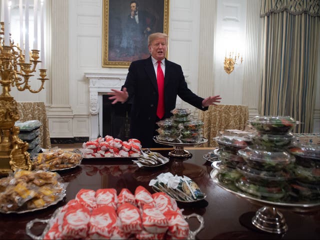 Donald Trump habla junto a la comida rápida que compró para una ceremonia en honor al Campeón Nacional de los Playoffs de Fútbol Universitario 2018 Clemson Tigers