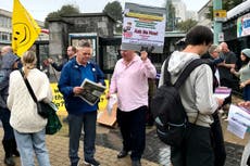 Diputada de Reino Unido señala zonas de amortiguamiento fuera de escuelas en medio de protestas antivacunas